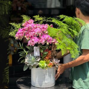 Hoa Chúc Sinh Nhật Đẹp từ lan hồ điệp mix cây xanh dương xỉ sang trọng